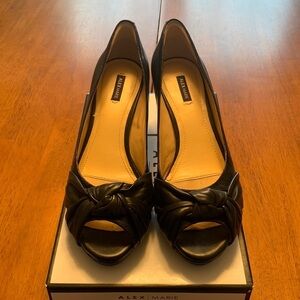 Barely worn Women’s high heel in black.